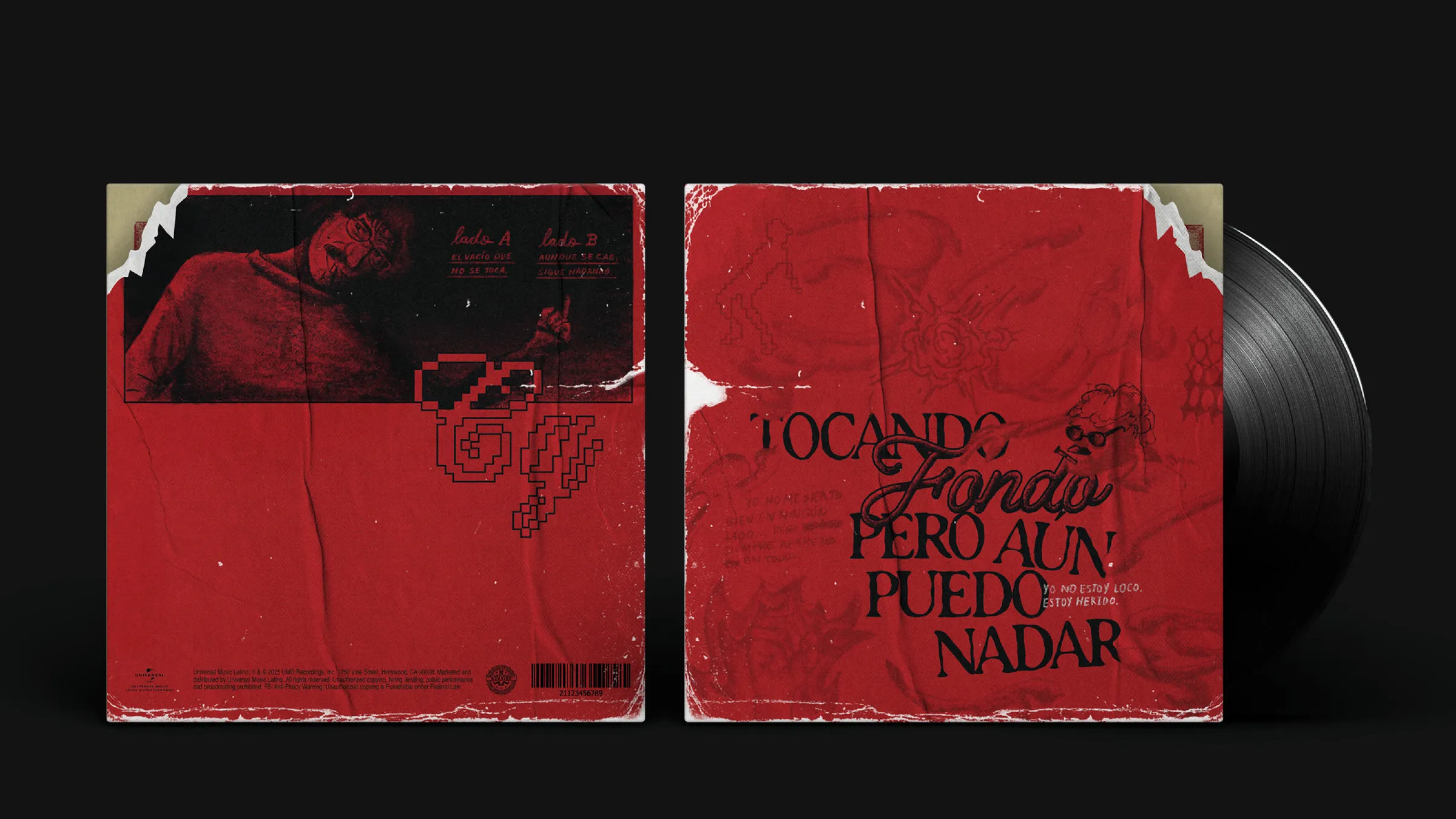 Las dos caras de la funda del vinilo en rojo: el retrato con los lados A y B y la portada con el lema «Tocando fondo pero aún puedo nadar», con el disco asomando
