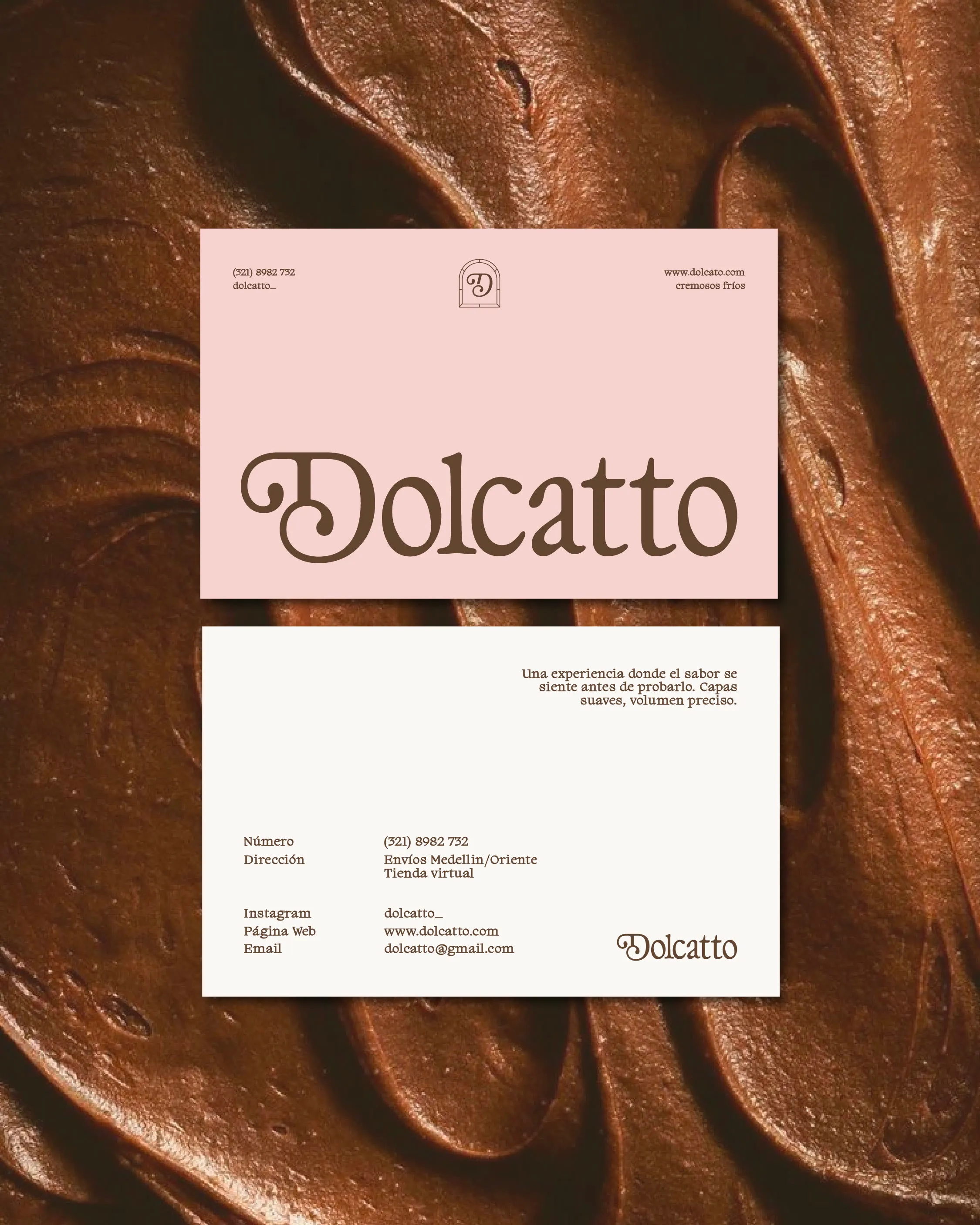 Tarjetas de presentación rosa y blanca sobre una textura de crema de chocolate