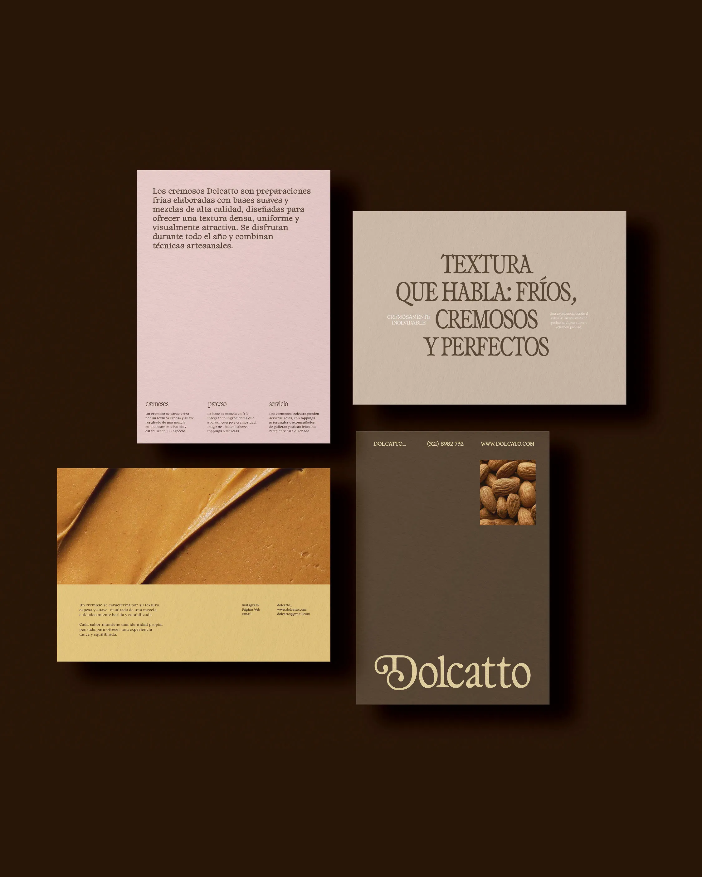 Piezas impresas sobre fondo chocolate: folleto rosa, tarjeta «Textura que habla», postal de crema y folleto marrón
