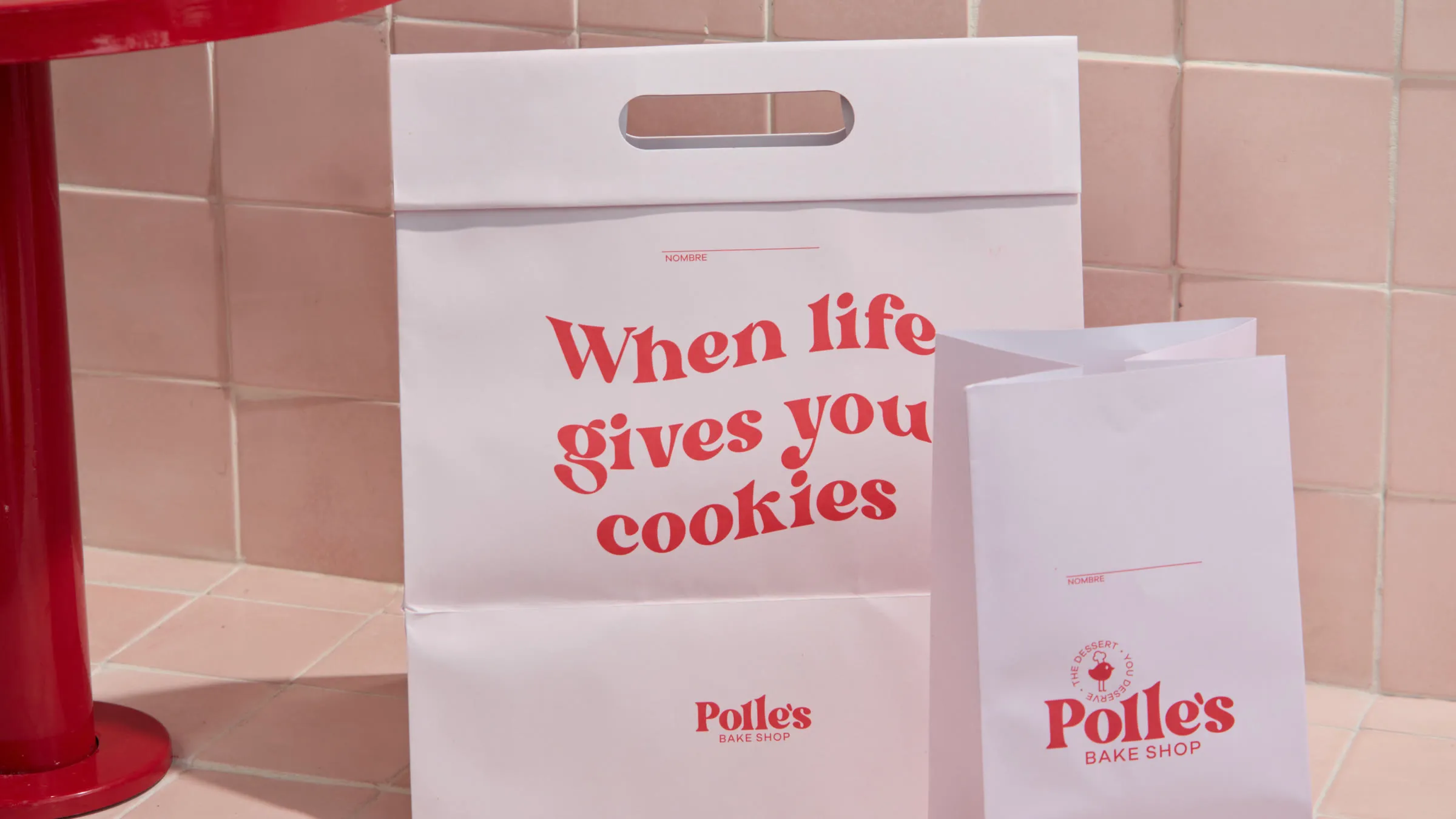 Bolsas blancas de papel con la frase «When life gives you cookies» y el logotipo