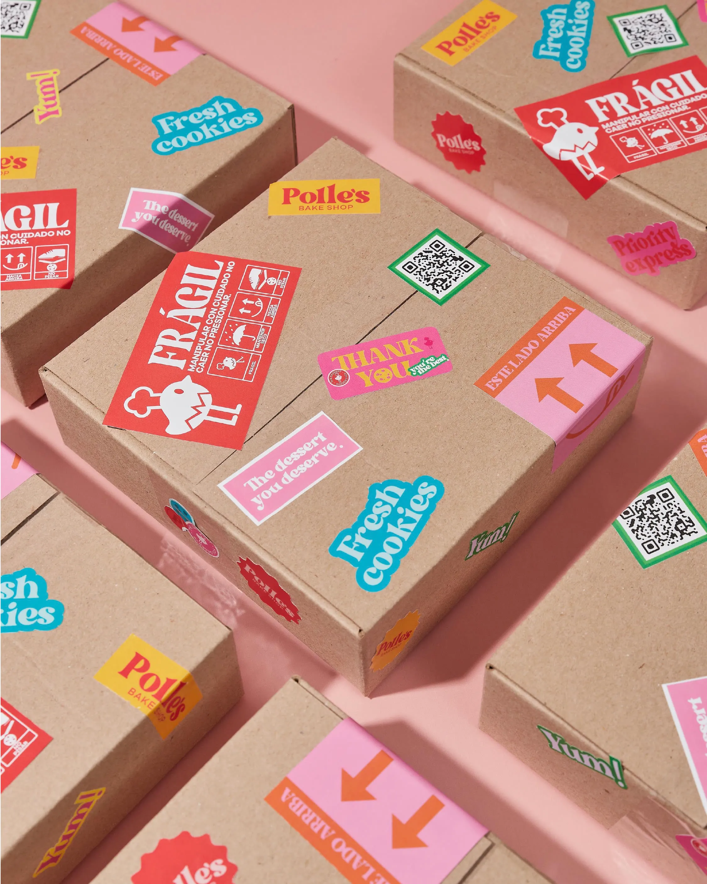 Cajas de envío de cartón cubiertas de etiquetas de la marca: frágil, fresh cookies y thank you